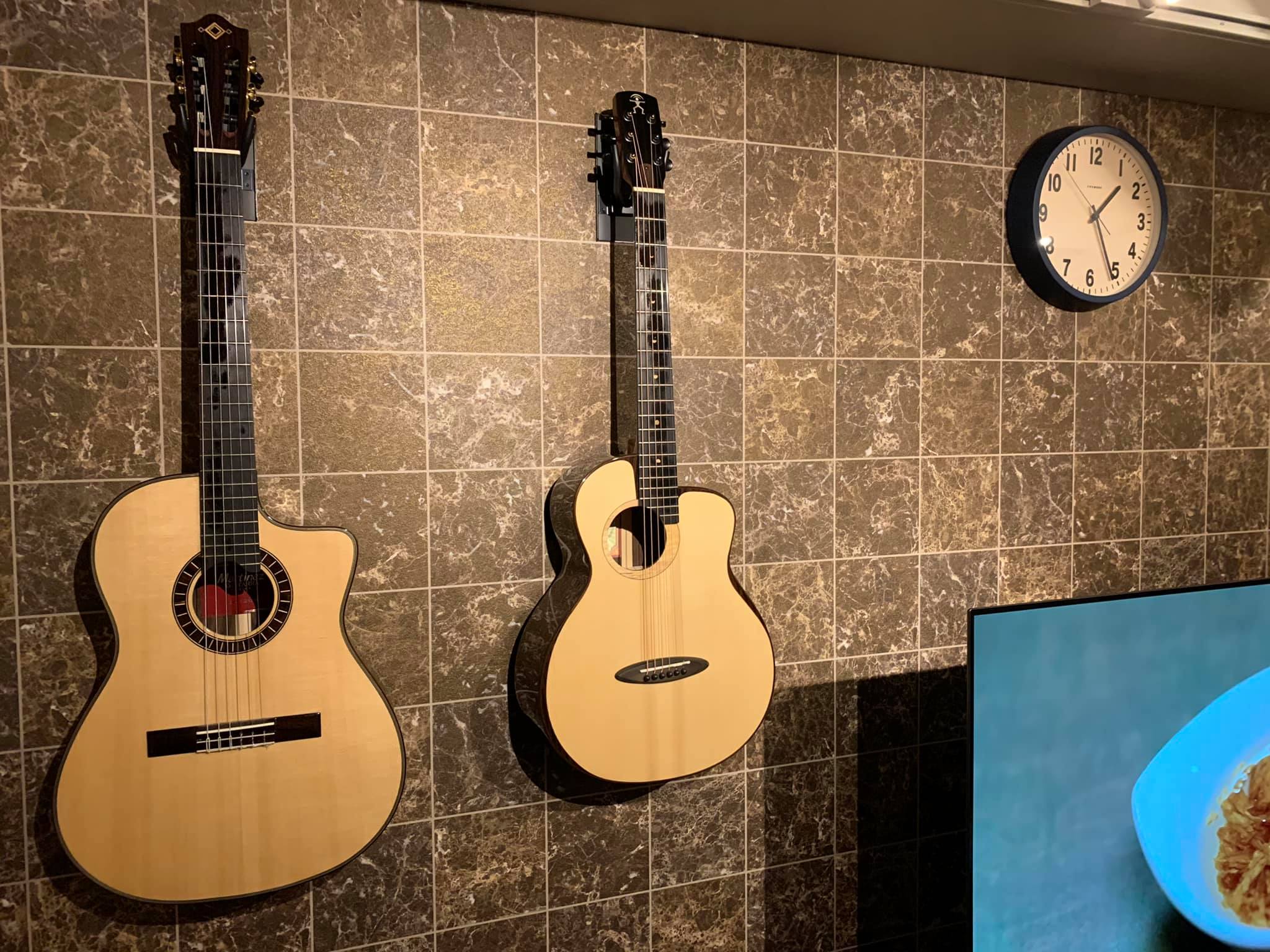壁にギター